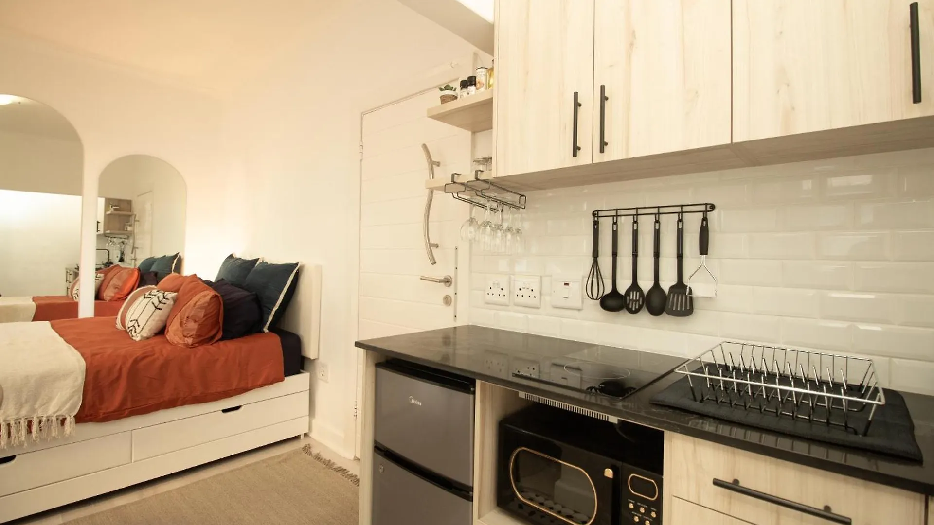 Secure, Quiet, Studio Retreat In Green Point Cape Town Daire